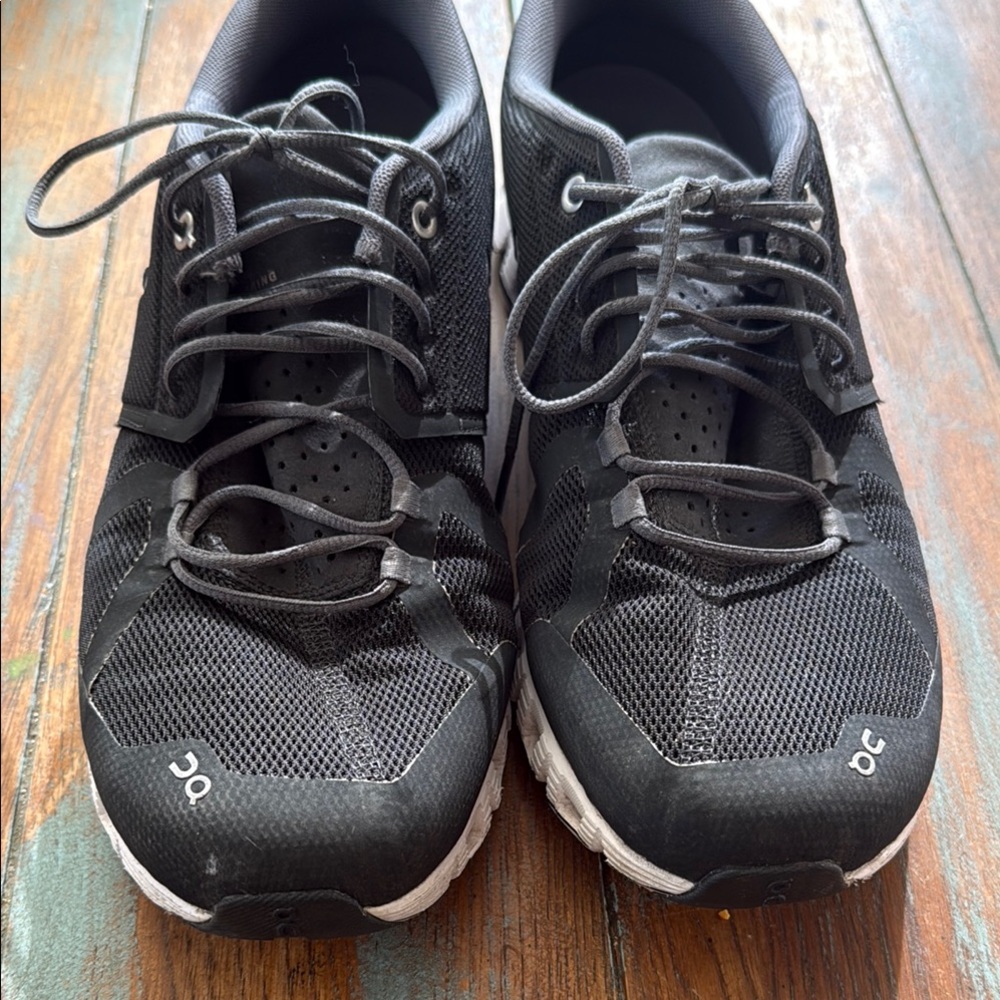 On Running Men's Black Athletic Shoes on cloud size 11